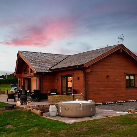 Cuddfan Lodge On A Gorgeous Private Lake نيوبورت المظهر الخارجي الصورة